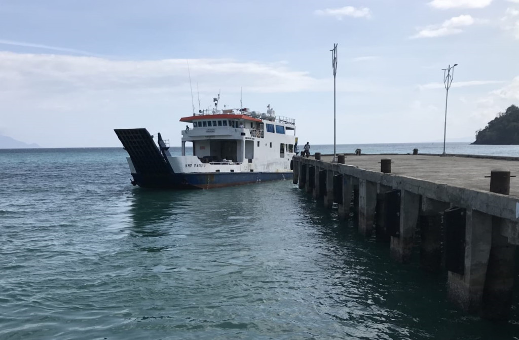 Kmp Papuyu Bersandar Di Pelabuhan Lamteng